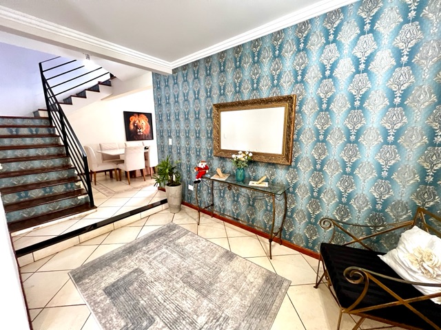 Sobrado com 300m² 3 quartos e 4 banheiros, à venda, no bairro São Pedro em Londrina