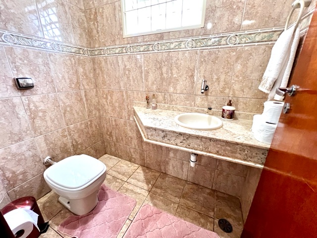 Sobrado com 300m² 3 quartos e 4 banheiros, à venda, no bairro São Pedro em Londrina