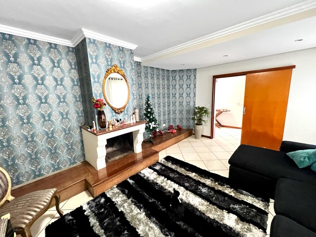 Sobrado com 300m² 3 quartos e 4 banheiros, à venda, no bairro São Pedro em Londrina