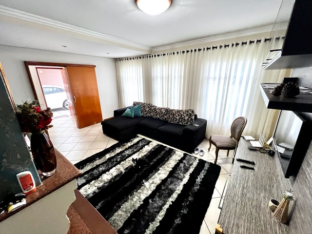 Sobrado com 300m² 3 quartos e 4 banheiros, à venda, no bairro São Pedro em Londrina