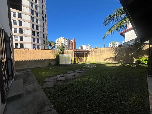Sobrado 5 quartos e 5 banheiros, à venda ou para alugar, no bairro Martim de Sá em Caraguatatuba