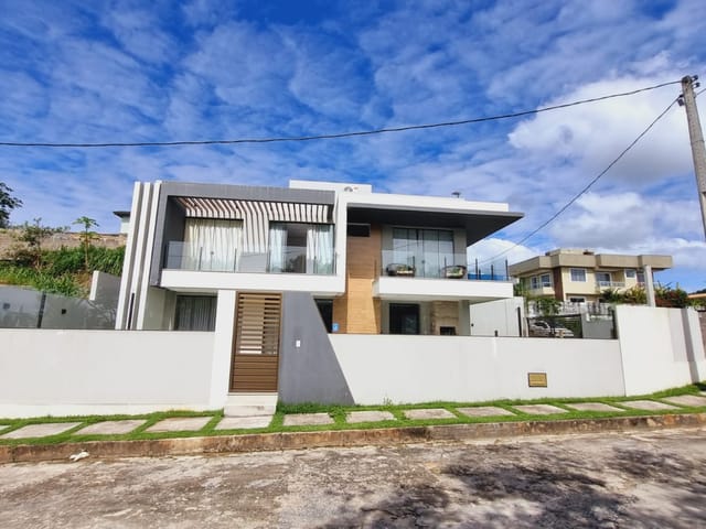 Foto do Sobrado - Excelente sobrado de esquina a venda em condomínio fechado, 3 quartos com varanda, 3 suítes, sala ampla, garagem para 2 carros. | MY House
