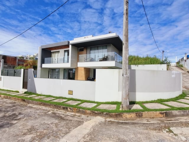 Foto do Sobrado - Excelente sobrado de esquina a venda em condomínio fechado, 3 quartos com varanda, 3 suítes, sala ampla, garagem para 2 carros. | MY House