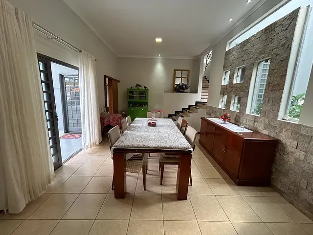 Sobrado com 427m² 4 quartos e 5 banheiros, à venda, no bairro Andrade em Londrina