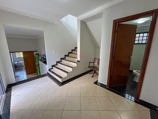 Sobrado com 427m² 4 quartos e 5 banheiros, à venda, no bairro Andrade em Londrina