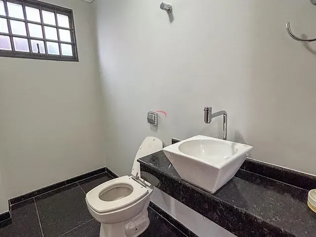 Sobrado com 427m² 4 quartos e 5 banheiros, à venda, no bairro Andrade em Londrina