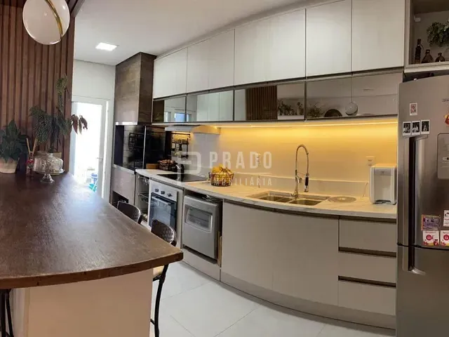 Sobrado com 180m² 3 quartos e 2 banheiros, à venda, no bairro Laranjal em Pelotas
