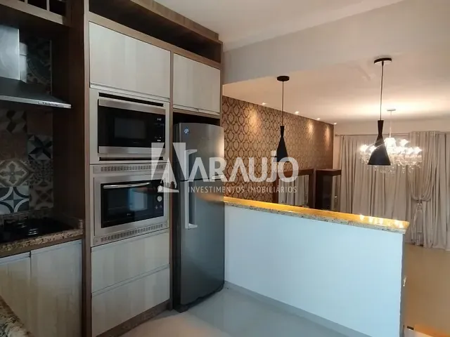 Sobrado com 200m² 3 quartos e 2 banheiros, à venda, no bairro Espinheiros em Itajaí