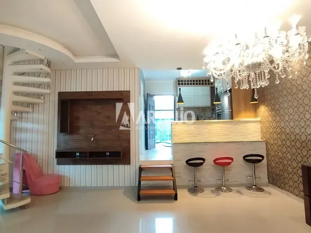 Sobrado com 200m² 3 quartos e 2 banheiros, à venda, no bairro Espinheiros em Itajaí