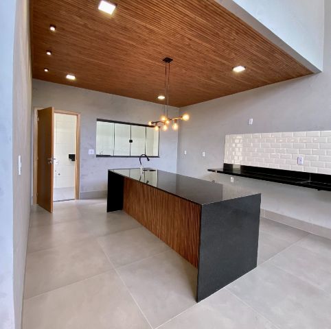 Casa com 210m² 3 quartos e 4 banheiros, à venda, no bairro Jardim Atlântico em Goiânia