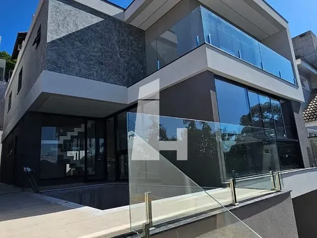 Sobrado com 300m² 4 quartos e 6 banheiros, à venda, no bairro Jardim Fazenda Rincão em Arujá