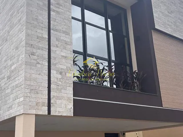 Sobrado com 250m² 3 quartos e 4 banheiros, à venda, no bairro Universitário em Londrina