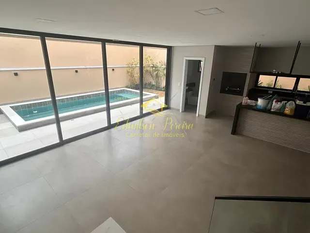 Sobrado com 250m² 3 quartos e 4 banheiros, à venda, no bairro Universitário em Londrina