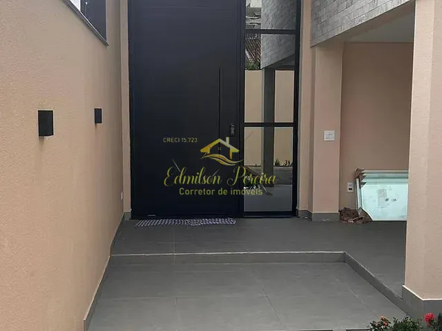 Sobrado com 250m² 3 quartos e 4 banheiros, à venda, no bairro Universitário em Londrina