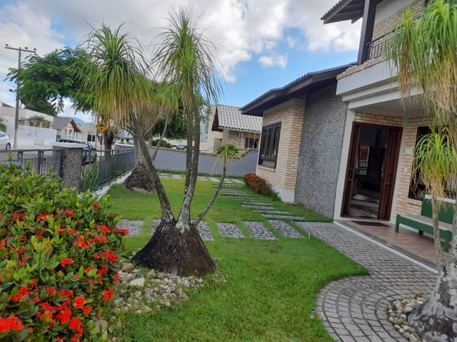 Sobrado com 714m² 4 quartos e 4 banheiros, à venda, no bairro Jardim Porto Belo em Tijucas