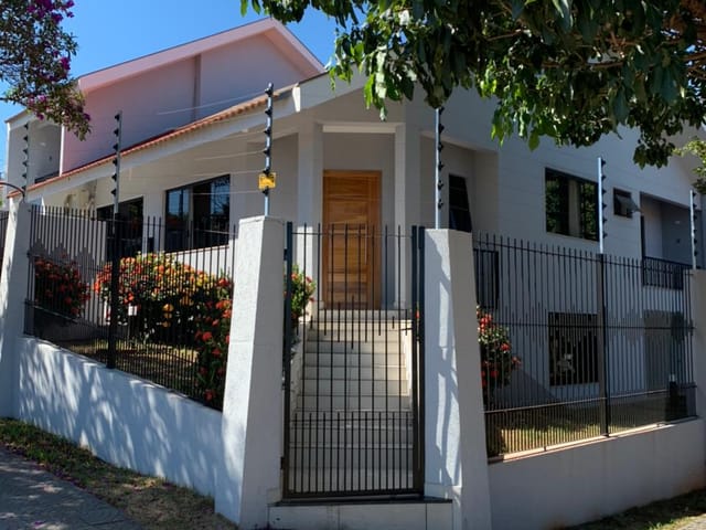Sobrado com 255m² 5 quartos e 4 banheiros, à venda, no bairro Jardim Pinheiros em Maringá