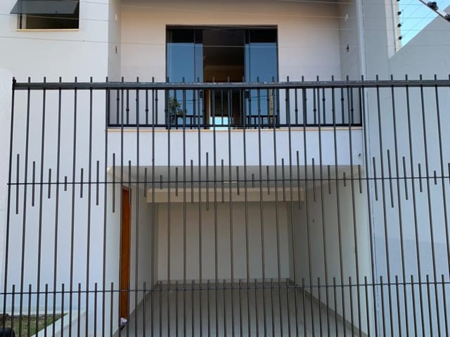 Sobrado com 255m² 5 quartos e 4 banheiros, à venda, no bairro Jardim Pinheiros em Maringá