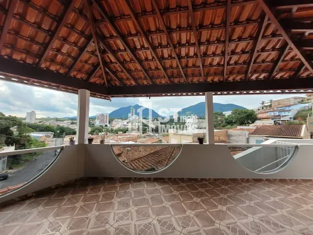 Sobrado com 398m² 3 quartos e 1 banheiro, à venda, no bairro Pirapitinga em Andradas