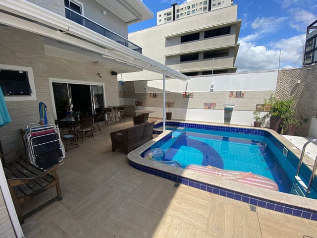 Sobrado com 378m² 4 quartos e 4 banheiros, à venda, no bairro Praia Alegre em Penha