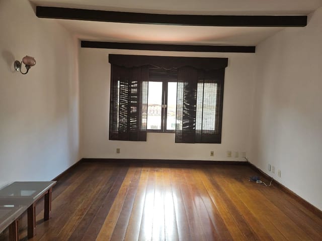 Sobrado 3 quartos e 2 banheiros, para alugar, no bairro Castelanea em Petrópolis