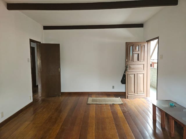 Sobrado 3 quartos e 2 banheiros, para alugar, no bairro Castelanea em Petrópolis