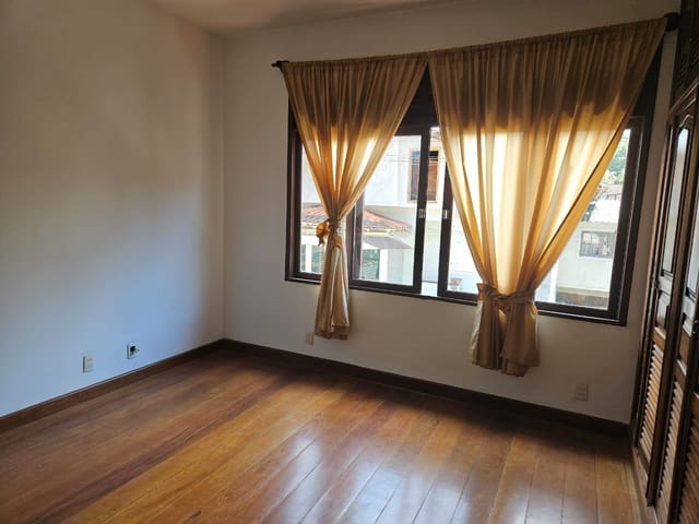 Sobrado 3 quartos e 2 banheiros, para alugar, no bairro Castelanea em Petrópolis