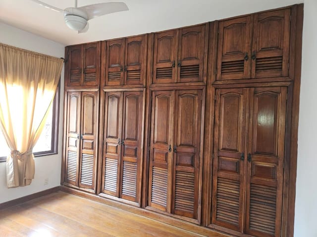 Sobrado 3 quartos e 2 banheiros, para alugar, no bairro Castelanea em Petrópolis