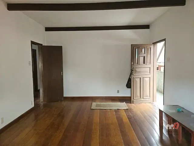 Sobrado 3 quartos e 2 banheiros, para alugar, no bairro Castelanea em Petrópolis