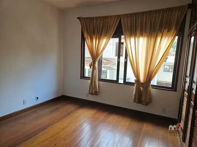 Sobrado 3 quartos e 2 banheiros, para alugar, no bairro Castelanea em Petrópolis