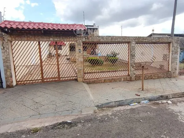 Sobrado com 325m² 4 quartos e 2 banheiros, para alugar, no bairro Parque Leblon em Londrina