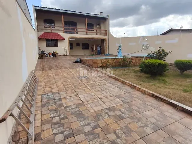 Sobrado com 325m² 4 quartos e 2 banheiros, para alugar, no bairro Parque Leblon em Londrina