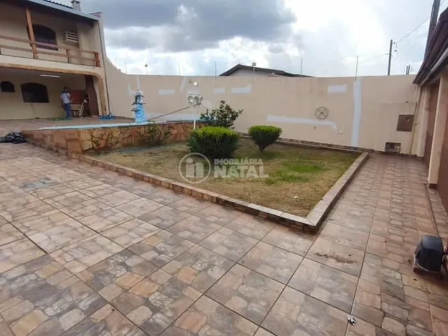 Sobrado com 325m² 4 quartos e 2 banheiros, para alugar, no bairro Parque Leblon em Londrina