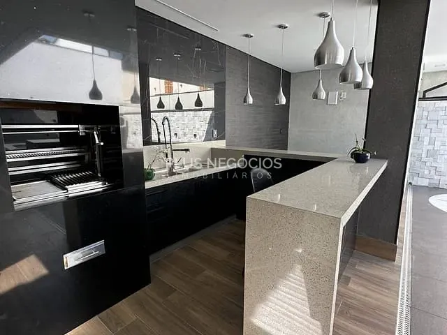 Sobrado com 325m² 3 quartos e 5 banheiros, à venda ou para alugar, no bairro Aparecidinha em Sorocaba