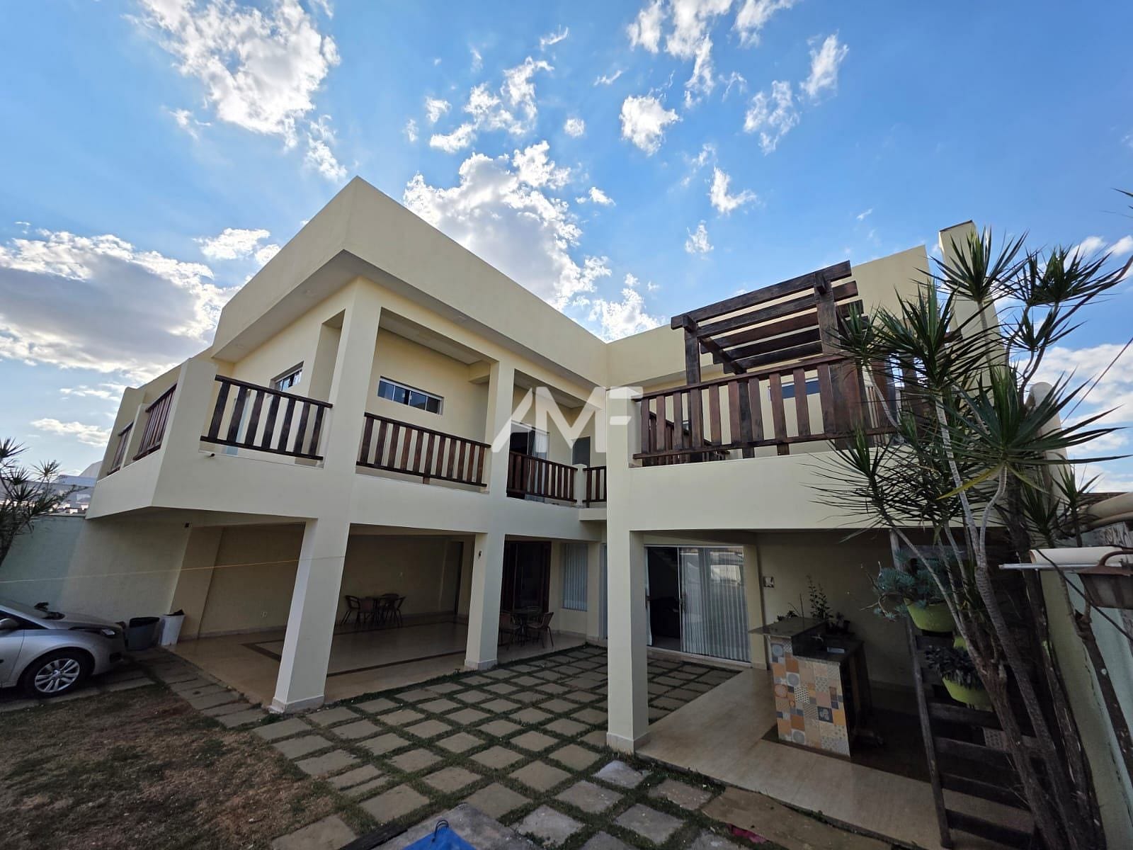 Sobrado à venda com 5 quartos, 457m² - Foto 1