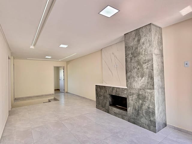 Sobrado com 231m² 4 quartos e 3 banheiros, à venda, no bairro Nova Rússia em Ponta Grossa