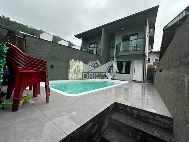 Sobrado com 100m² 2 quartos e 2 banheiros, à venda, no bairro Bela Vista em Palhoça