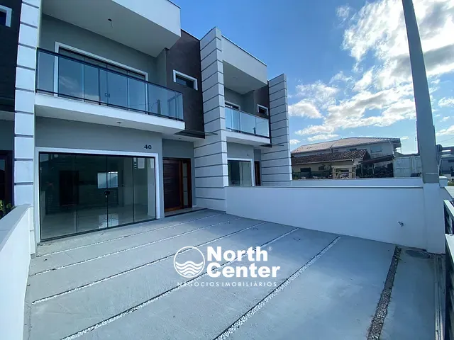Sobrado com 109m² 3 quartos e 3 banheiros, à venda, no bairro Costeira em Balneário Barra do Sul