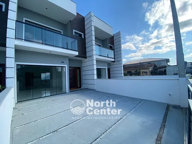 Sobrado com 109m² 3 quartos e 3 banheiros, à venda, no bairro Costeira em Balneário Barra do Sul