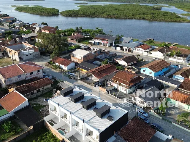 Sobrado com 109m² 3 quartos e 3 banheiros, à venda, no bairro Costeira em Balneário Barra do Sul