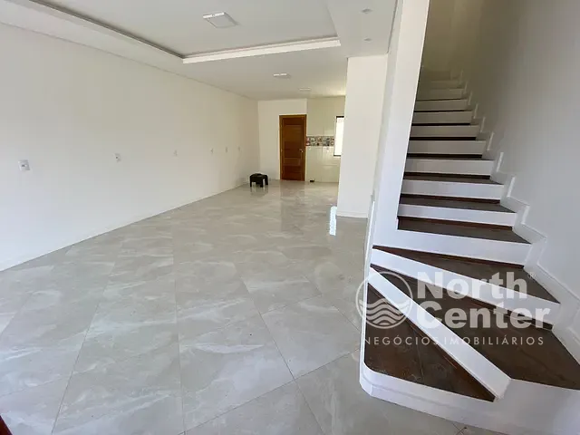 Sobrado com 109m² 3 quartos e 3 banheiros, à venda, no bairro Costeira em Balneário Barra do Sul
