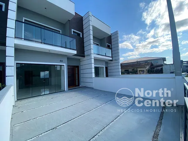 Sobrado com 109m² 3 quartos e 3 banheiros, à venda, no bairro Costeira em Balneário Barra do Sul