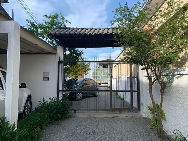 Sobrado com 764m² 13 quartos e 9 banheiros, à venda, no bairro Iririú em Joinville