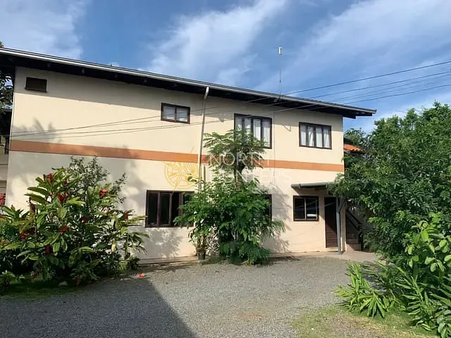 Sobrado com 764m² 13 quartos e 9 banheiros, à venda, no bairro Iririú em Joinville