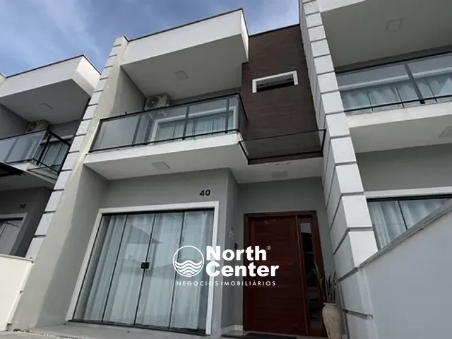 Sobrado com 106m² 3 quartos e 3 banheiros, para alugar, no bairro Costeira em Balneário Barra do Sul
