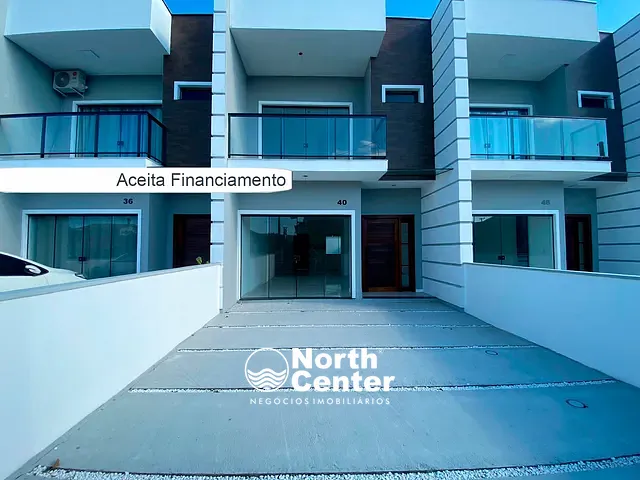 Sobrado com 106m² 3 quartos e 3 banheiros, à venda, no bairro Costeira em Balneário Barra do Sul