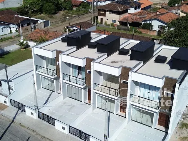 Sobrado com 106m² 3 quartos e 3 banheiros, à venda, no bairro Costeira em Balneário Barra do Sul