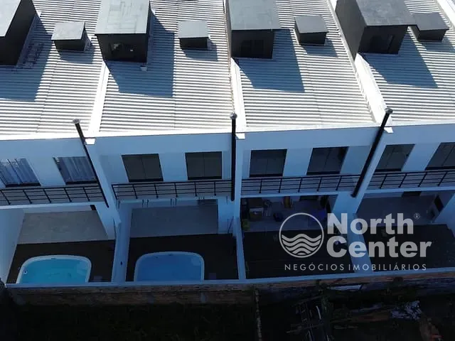 Sobrado com 106m² 3 quartos e 3 banheiros, à venda, no bairro Costeira em Balneário Barra do Sul