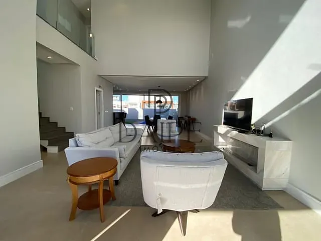 Sobrado com 300m² 4 quartos e 6 banheiros, à venda, no bairro Centro em Xangri-Lá
