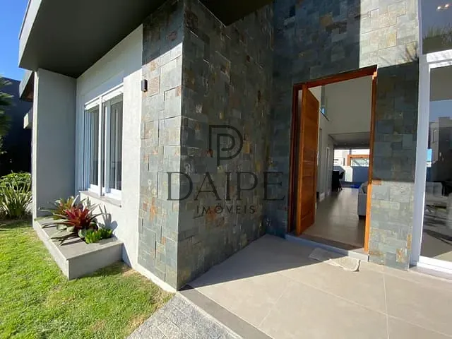 Sobrado com 300m² 4 quartos e 6 banheiros, à venda, no bairro Centro em Xangri-Lá