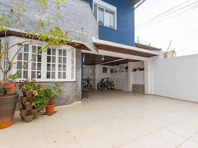 Sobrado com 230m² 4 quartos e 3 banheiros, à venda, no bairro Bacacheri em Curitiba
